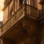 balcon saillant en pierre ancienne sur cour urbaine