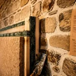 Isoler un mur en pierre : panneau de laine de chanvre et frein-vapeur
