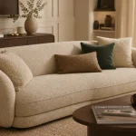 Canape tendance 2024 : canapé bouclé beige arrondi seventies dans un salon lumineux
