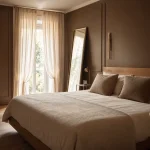 Home staging chambre : chambre lumineuse désencombrée, linge neutre et rideaux clairs