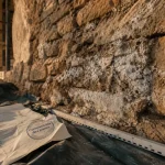 Batiment ancien humide : traces de salpêtre et compatibilité des parois
